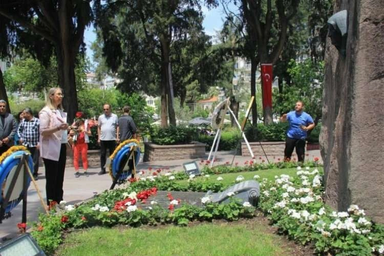 AK Parti’li Çankırı, Zübeyde Hanım’ın mezarını ziyaret etti haberinin görseli