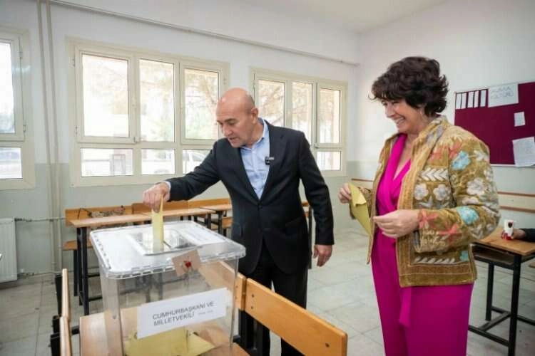 Tunç Soyer ve Neptün Soyer oylarını kullandı haberinin görseli