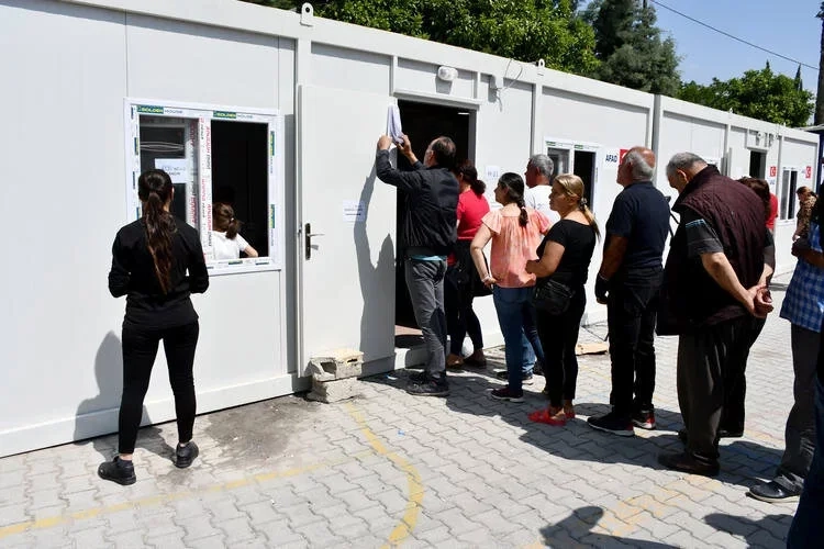 Deprem bölgesinde vatandaşlar sandık başında haberinin görseli
