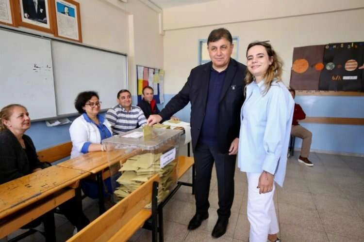Başkan Tugay ve eşi oylarını kullandı haberinin görseli