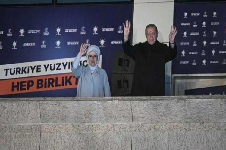Cumhurbaşkanı Erdoğan balkon konuşması yaptı haberinin görseli