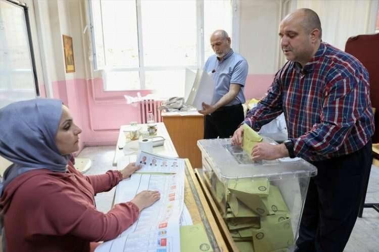 İzmir'de görme engelliler şablon aracılığıyla oy kullandı haberinin görseli