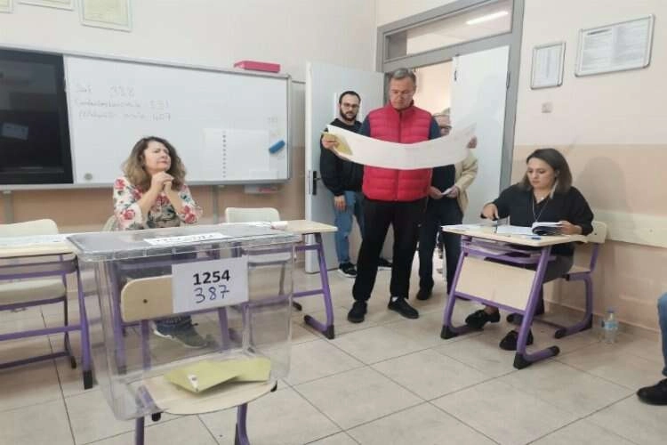 Tarihi seçimde İzmirliler sandık başında haberinin görseli