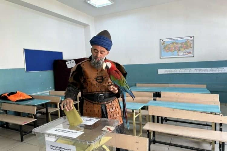 İstanbul'da vatandaş papağanıyla oy kullandı haberinin görseli