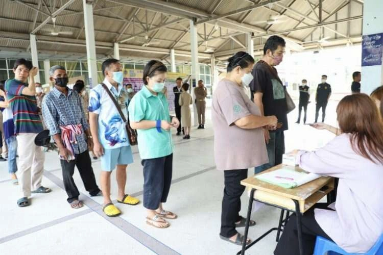 Tayland'da vatandaş sandık başında haberinin görseli