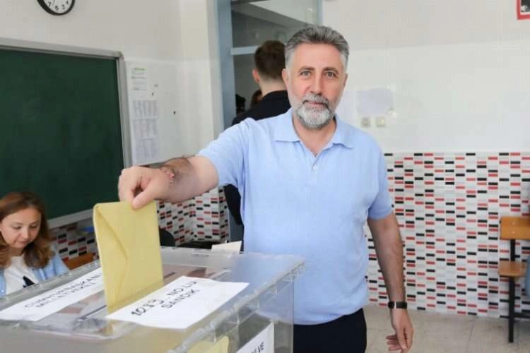 Başkan Sandal ailesiyle birlikte oy kullandı haberinin görseli