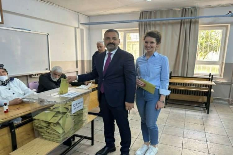 CHP İzmir İl Başkanı Şenol Aslanoğlu oyunu kullandı haberinin görseli