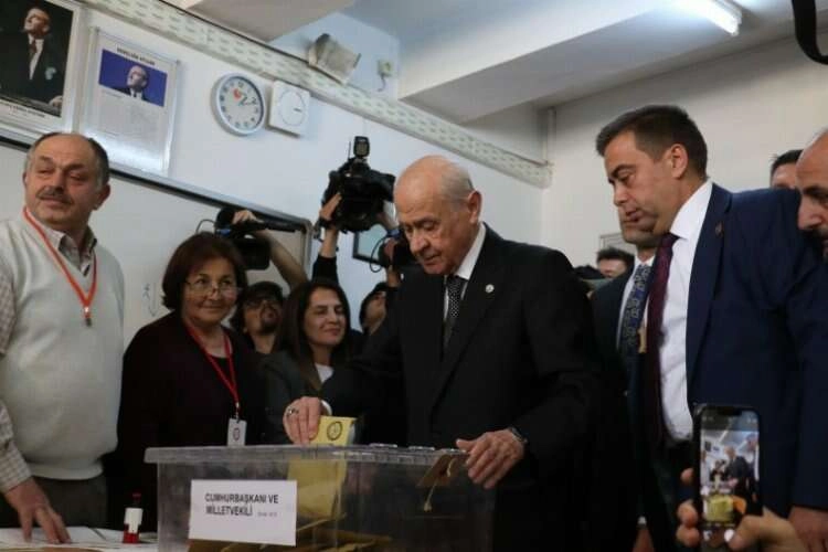 MHP Genel Başkanı Bahçeli oyunu Ankara'da kullandı haberinin görseli