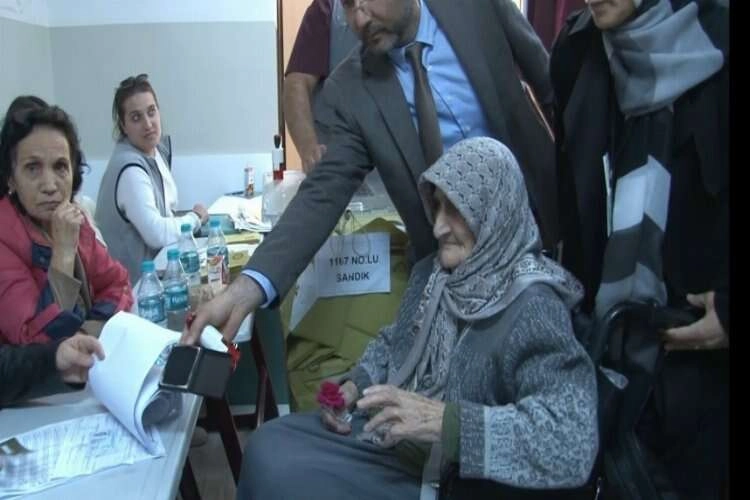 114 yaşındaki Hacer nine oy kullandı haberinin görseli
