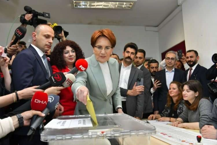 İYİ Parti Genel Başkanı Meral Akşener oyunu kullandı haberinin görseli
