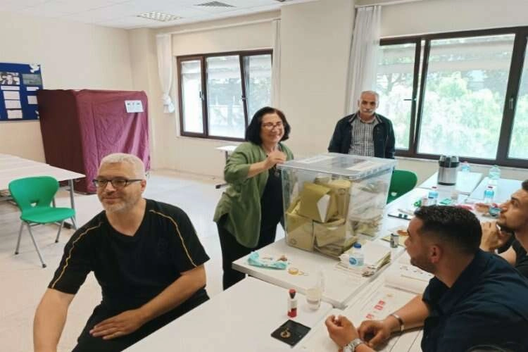Muhittin Selvitopu ve Fügen Selvitopu oylarını kullandı haberinin görseli