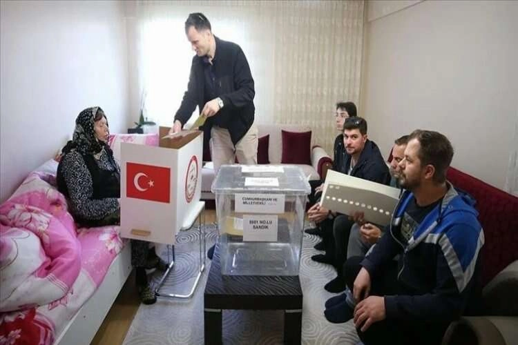 Engelliler ve hastalar seyyar sandıklarda oylarını kullandı haberinin görseli