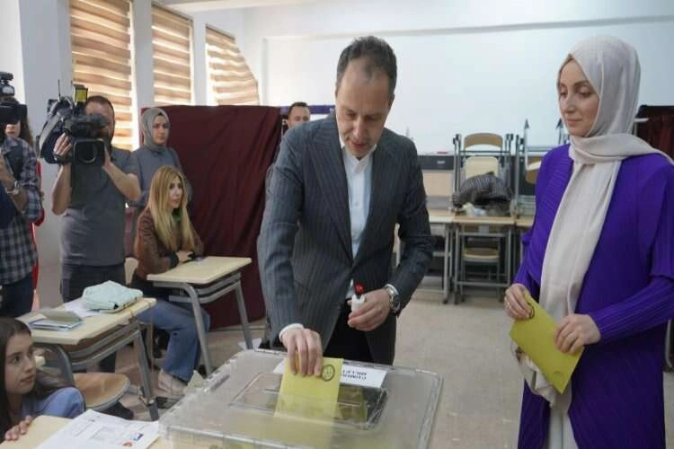 Yeniden Refah Partisi başkanı Fatih Erbakan oyunu kullandı haberinin görseli