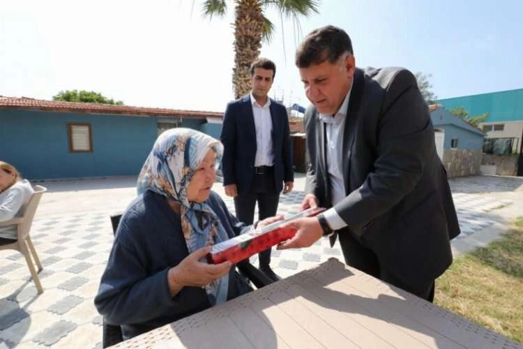 Menderes’te anneler günü ziyaretleri yapıldı haberinin görseli