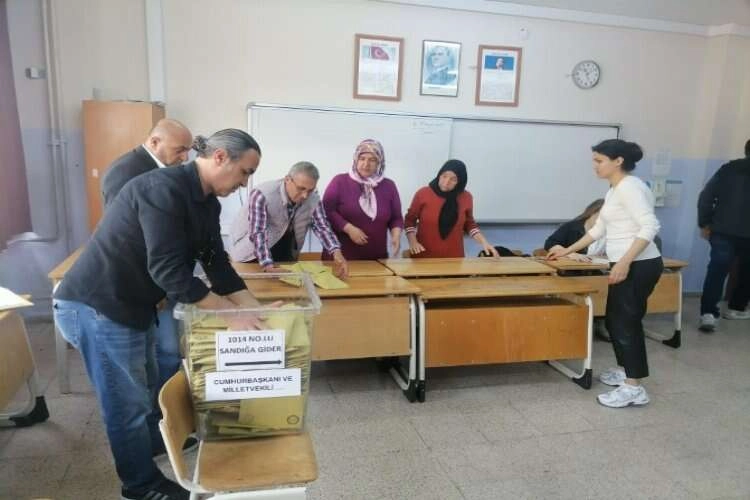 İzmir'de oy sayım işlemi başladı haberinin görseli