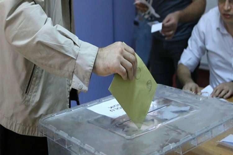 İzmir, milletvekili tercihlerini yaptı haberinin görseli