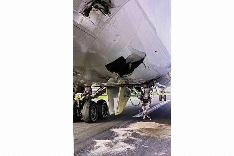 Acil iniş yapan kargo uçağının iniş takımı koptu haberinin görseli