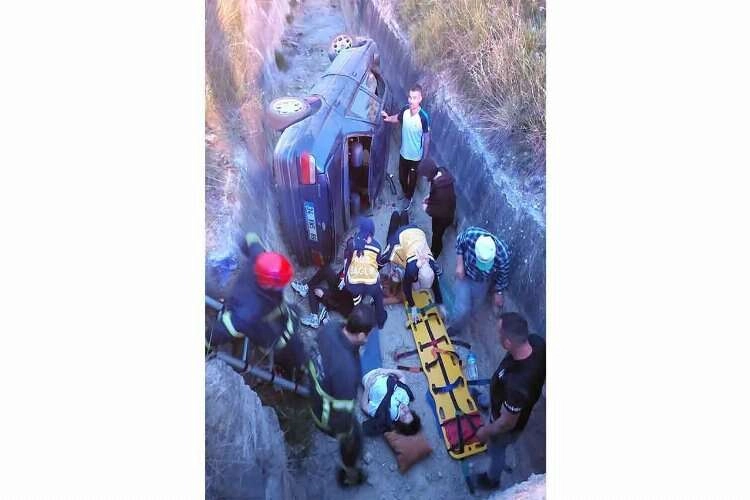 Kütahya'da otomobil sulama kanalına uçtu haberinin görseli