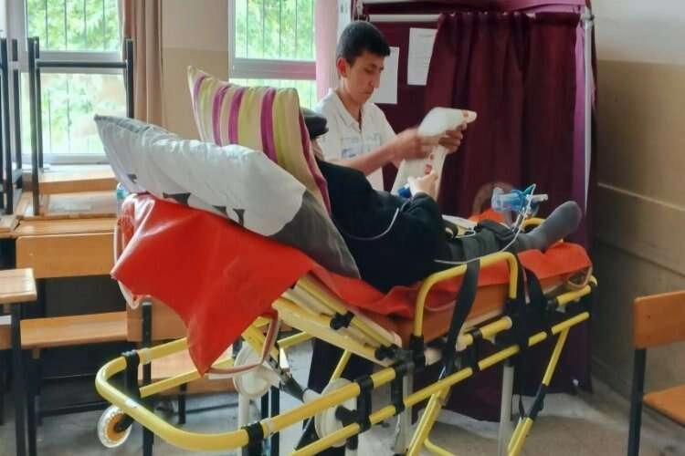 Aydın'da vatandaşlar ambulansla sandığa ulaştırılıldı haberinin görseli