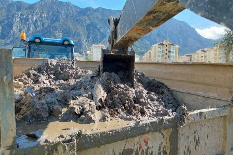 Manisa'da ızgaralardan kamyonlarca çöp çıkarıldı haberinin görseli
