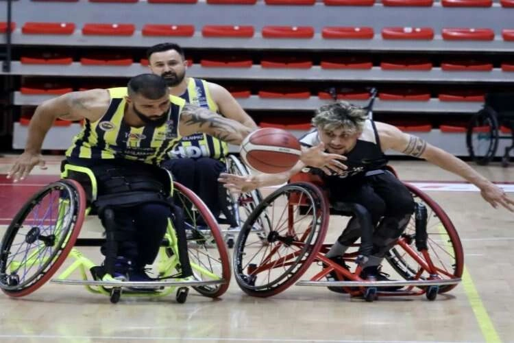 İzmir Büyükşehir ilk maçta Fenerbahçe'ye mağlup haberinin görseli
