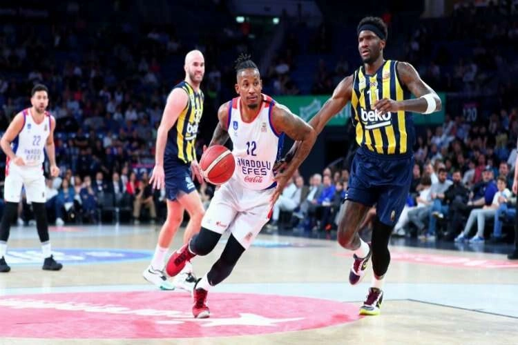 Anadolu Efes evinde Fenerbahçe Beko'yu yendi haberinin görseli