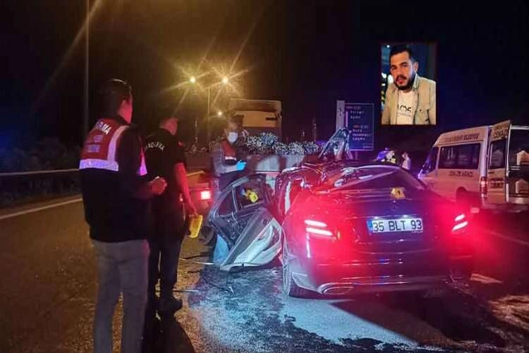 İzmir'de kaza! Yol ortasında duran tıra ok gibi saplandı haberinin görseli