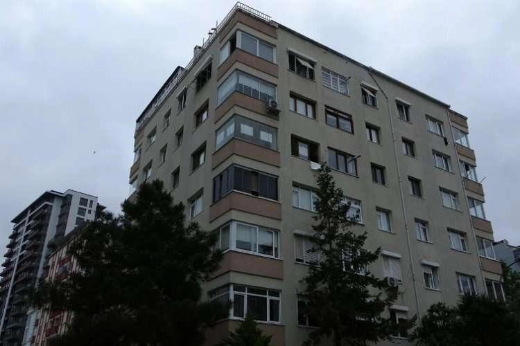 Ev sahibiyle anlaşamadı, derdini astığı kağıtlarla anlattı haberinin görseli