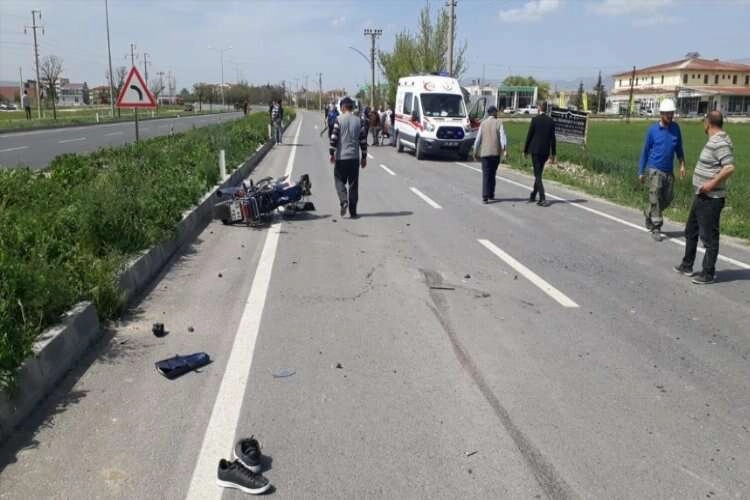 Afyonkarahisar'da bir motosiklet otomobille çarpıştı