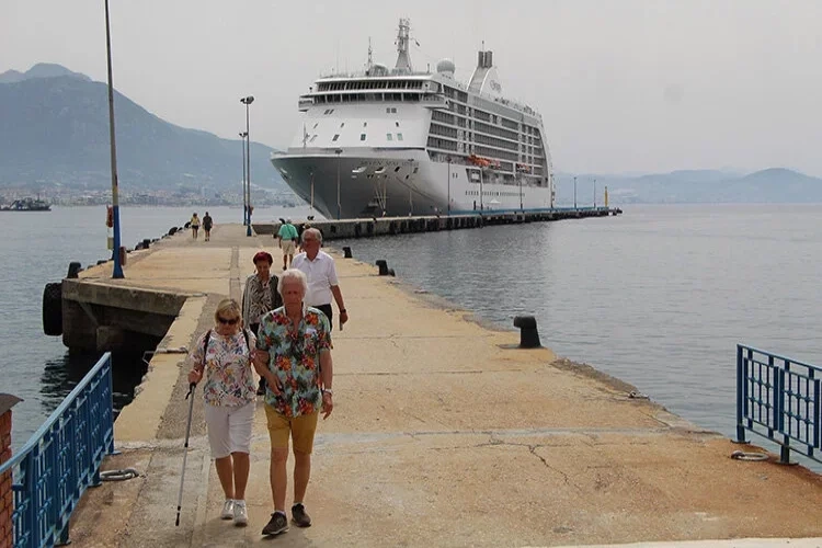 Bahama bayraklı kruvaziyer gemisi Alanya Limanı'nda haberinin görseli