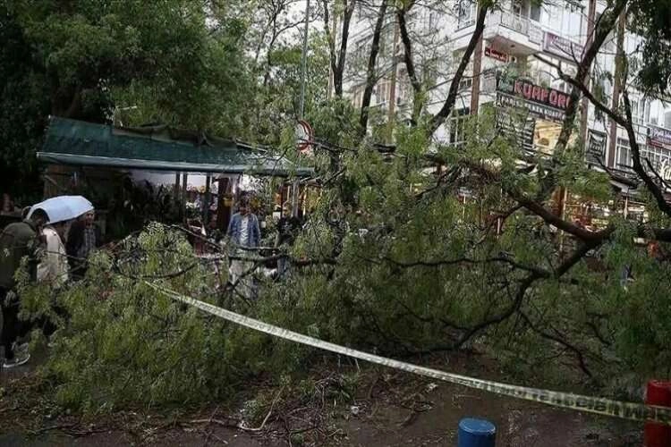 Başkentte korkutan fırtına! Hayatı olumsuz etkiledi haberinin görseli