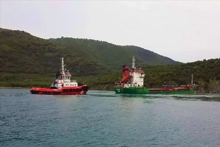Marmara Adası'nda karaya oturan gemi kurtarıldı haberinin görseli