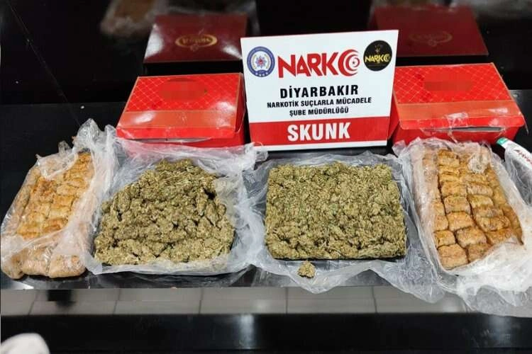 Üzeri baklava ile örtülmüş uyuşturucu ele geçirildi haberinin görseli