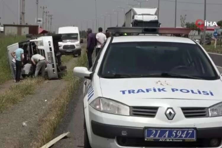 Diyarbakır'da minibüs kaza yaptı: Çok sayıda yaralı var