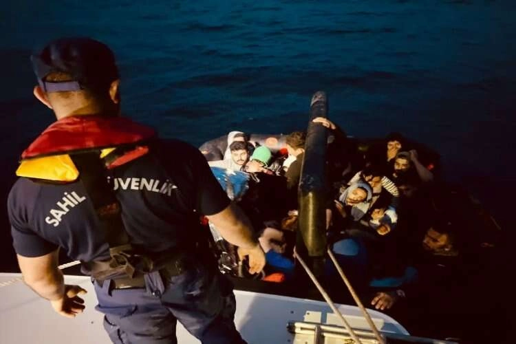 İzmir açıklarında 75 düzensiz göçmen kurtarıldı haberinin görseli