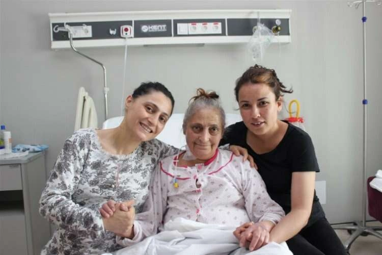 3 kız kardeş annelerine hayat hediyesi verdi  haberinin görseli