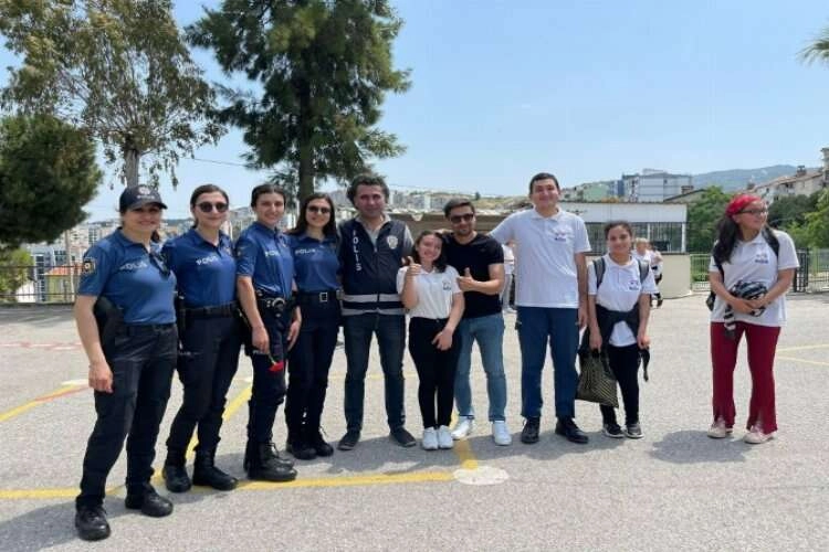İzmir polisinden anlamlı hareket haberinin görseli