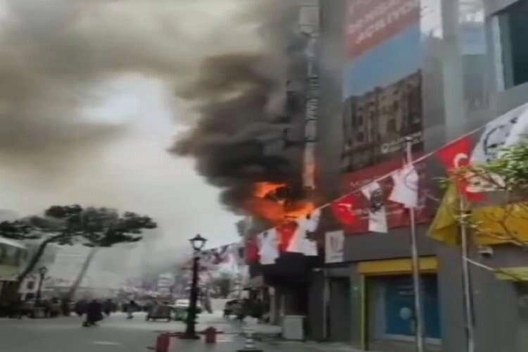 İzmir'de yangın: Lokanta alevler içinde kaldı haberinin görseli