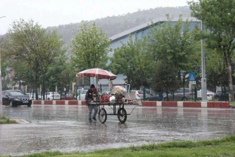 Afyonkarahisar'ı sağanak yağış vurdu haberinin görseli