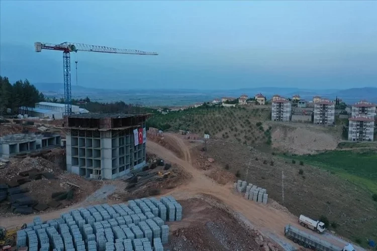 Deprem konutları inşaatında mesai devam ediyor haberinin görseli