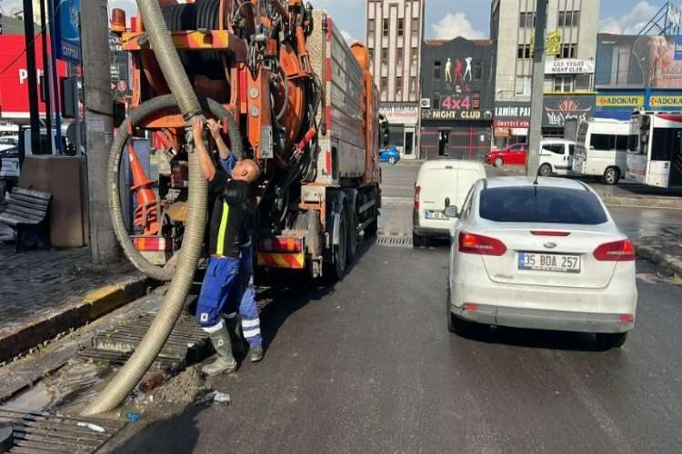 İZSU ekiplerinden sağanak yağış mesaisi