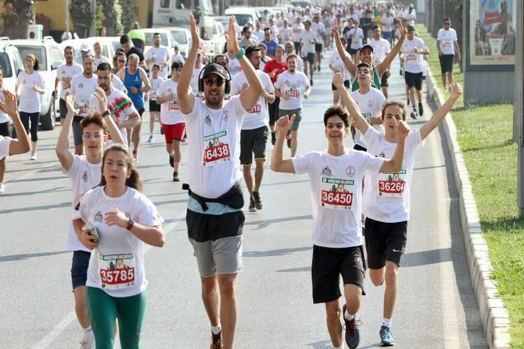 İzmirliler Zübeyde Ana'ya koşuyor haberinin görseli
