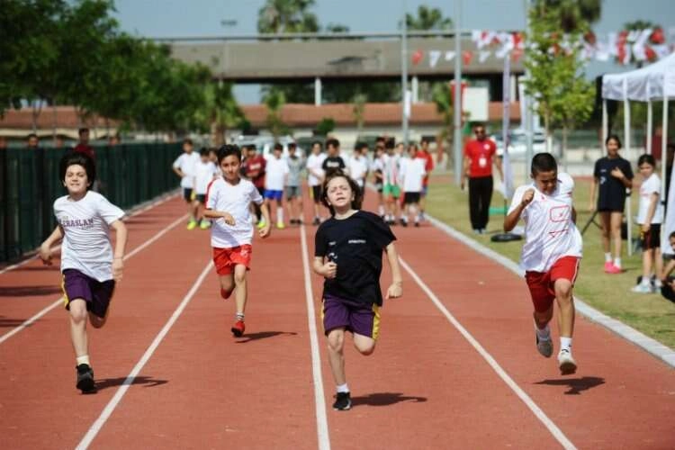 Karşıyakalı atletler 19 Mayıs için piste çıktı haberinin görseli