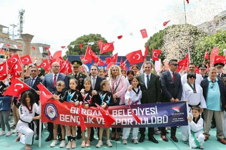19 Mayıs Bergama'da törenle kutlandı haberinin görseli