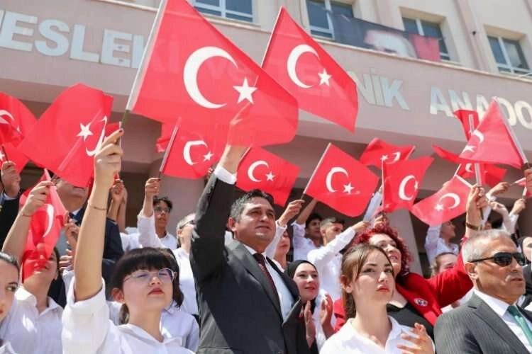 Aliağa’da Atatürk'ü Anma, Gençlik ve Spor Bayramı coşkusu haberinin görseli