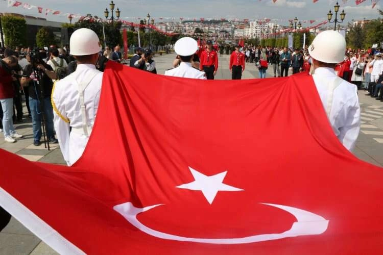 Türk bayrağının karaya çıkarılmasıyla kutlamalar başladı haberinin görseli