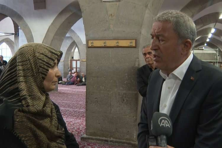 Depremzede vatandaş Bakan Akar'a tepkilerini iletti haberinin görseli