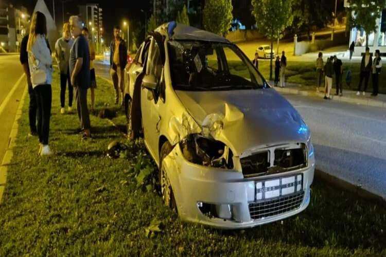 Savrulan otomobil aydınlatma direğine çarptı haberinin görseli