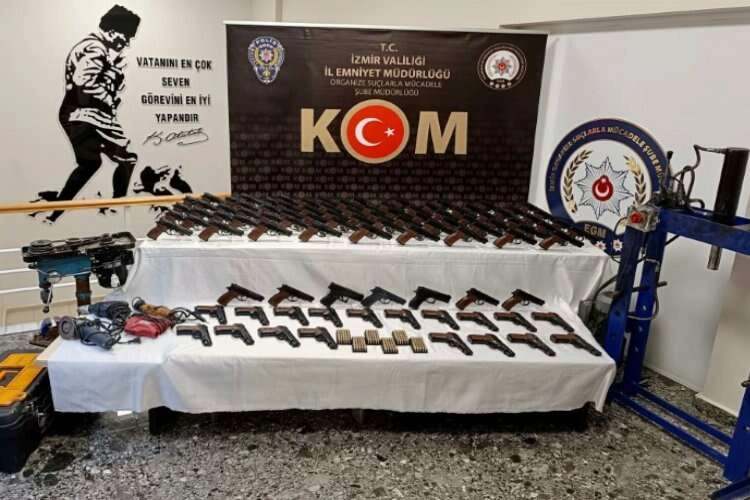İzmir'de yasa dışı silah ticareti yapan şebeke çökertildi haberinin görseli