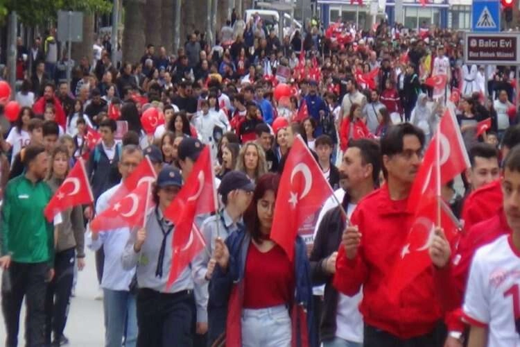 Denizli'de 19 Mayıs heyecanı sokaklara taştı haberinin görseli